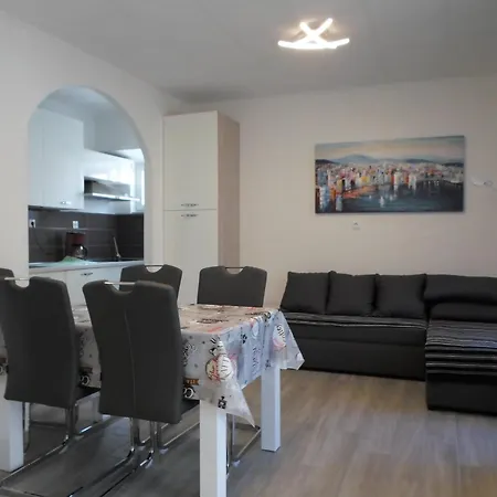 Center Apartment Njivice